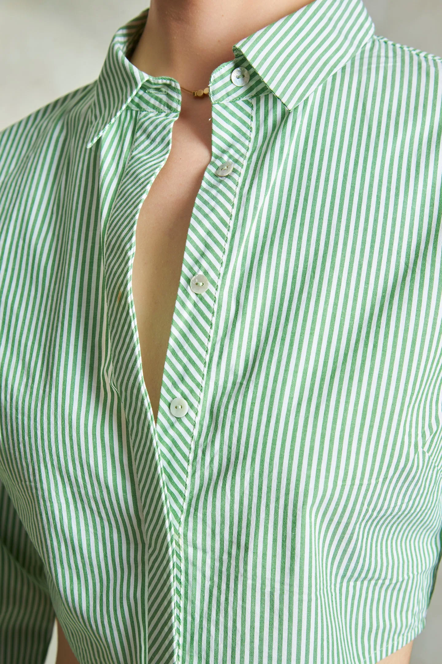 Marisa|Curved Hem Cropped Shirt