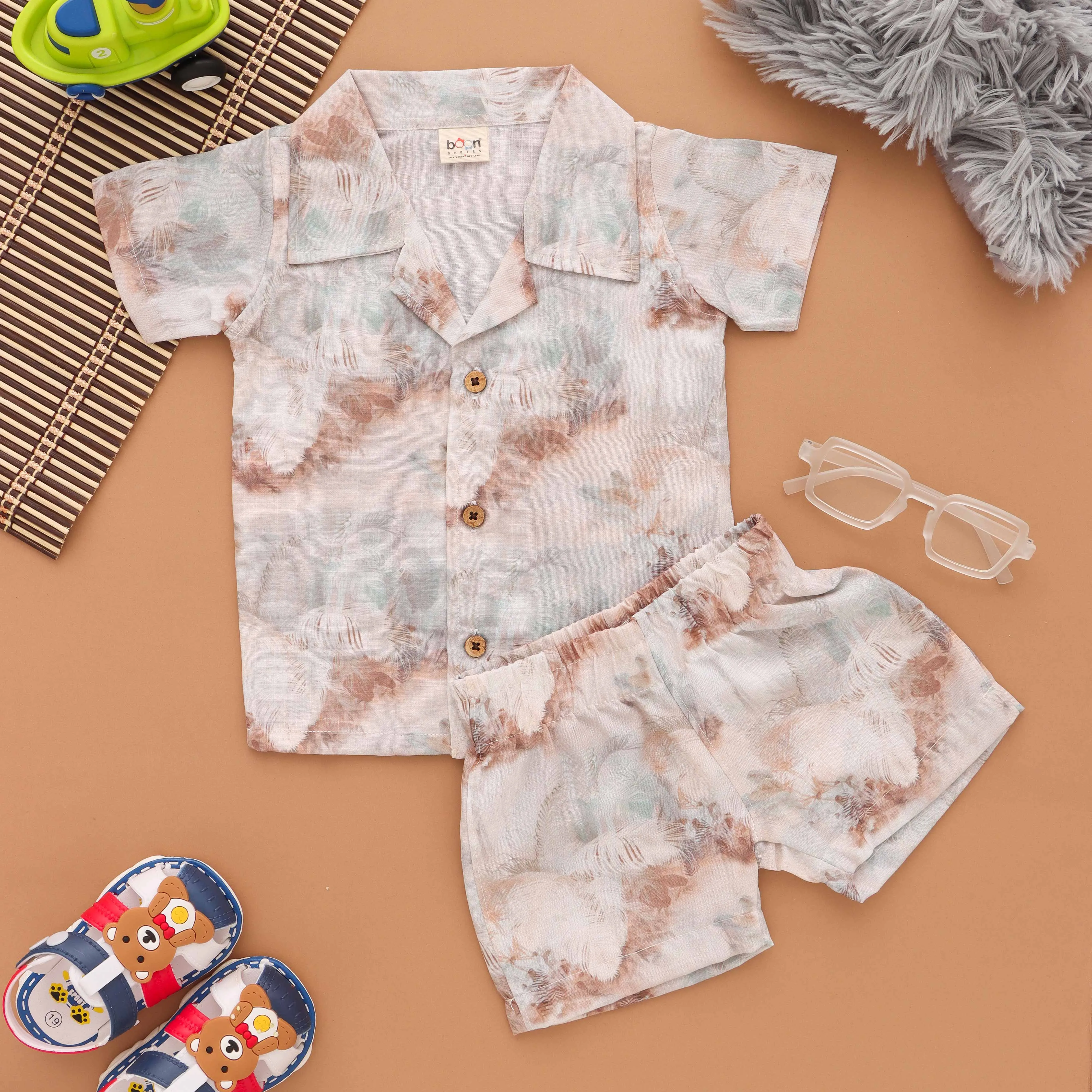 Soaring Style: Stylish Boys' Feather Print Shirt and Shorts Set
