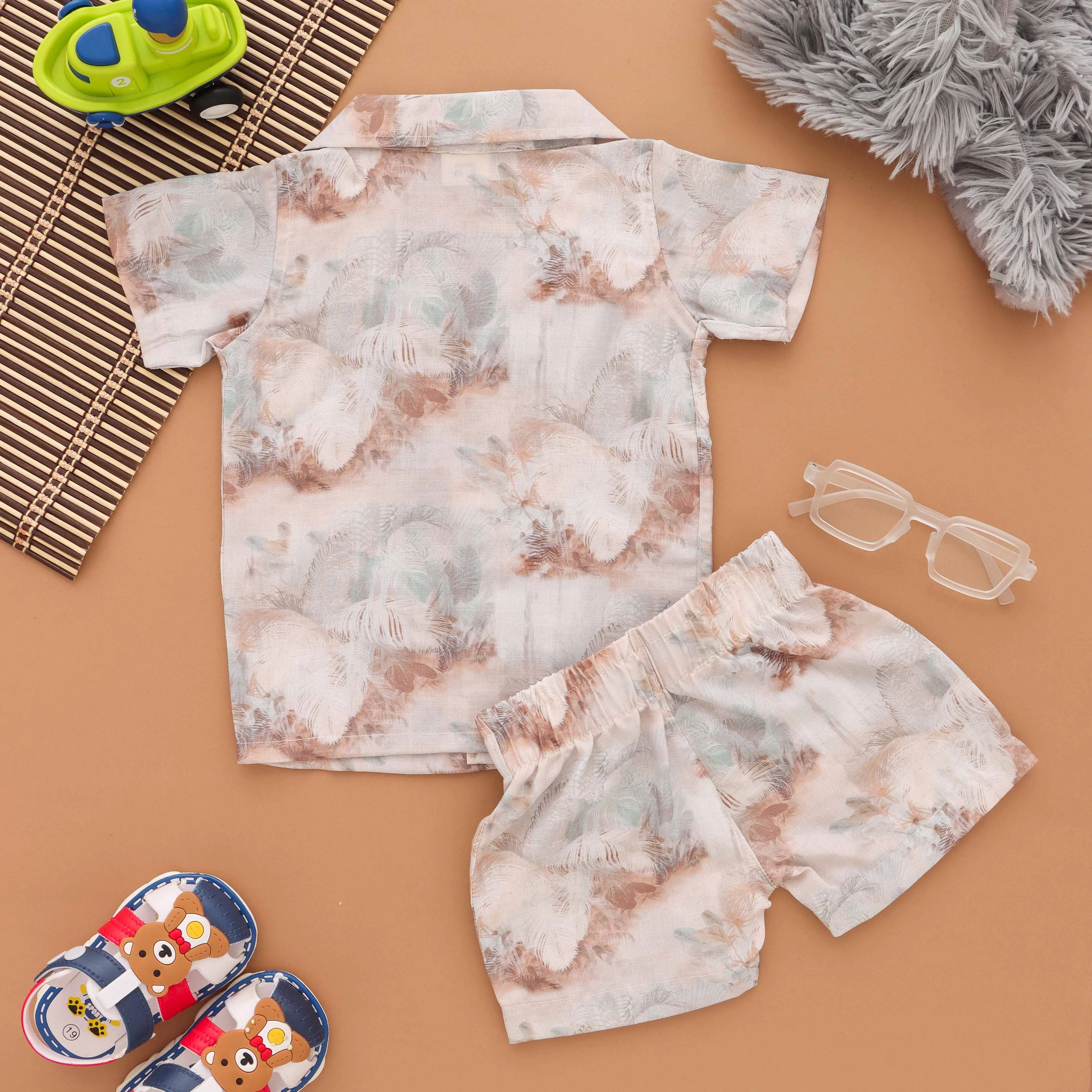Soaring Style: Stylish Boys' Feather Print Shirt and Shorts Set